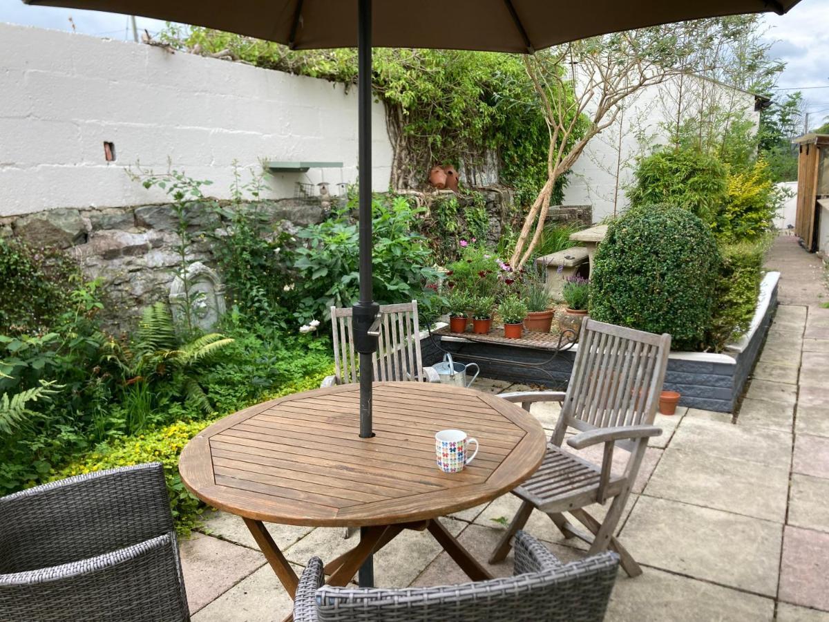 Bryntirion Farmhouse Apartment With Hot Tub Llanfair Caereinion Exterior photo