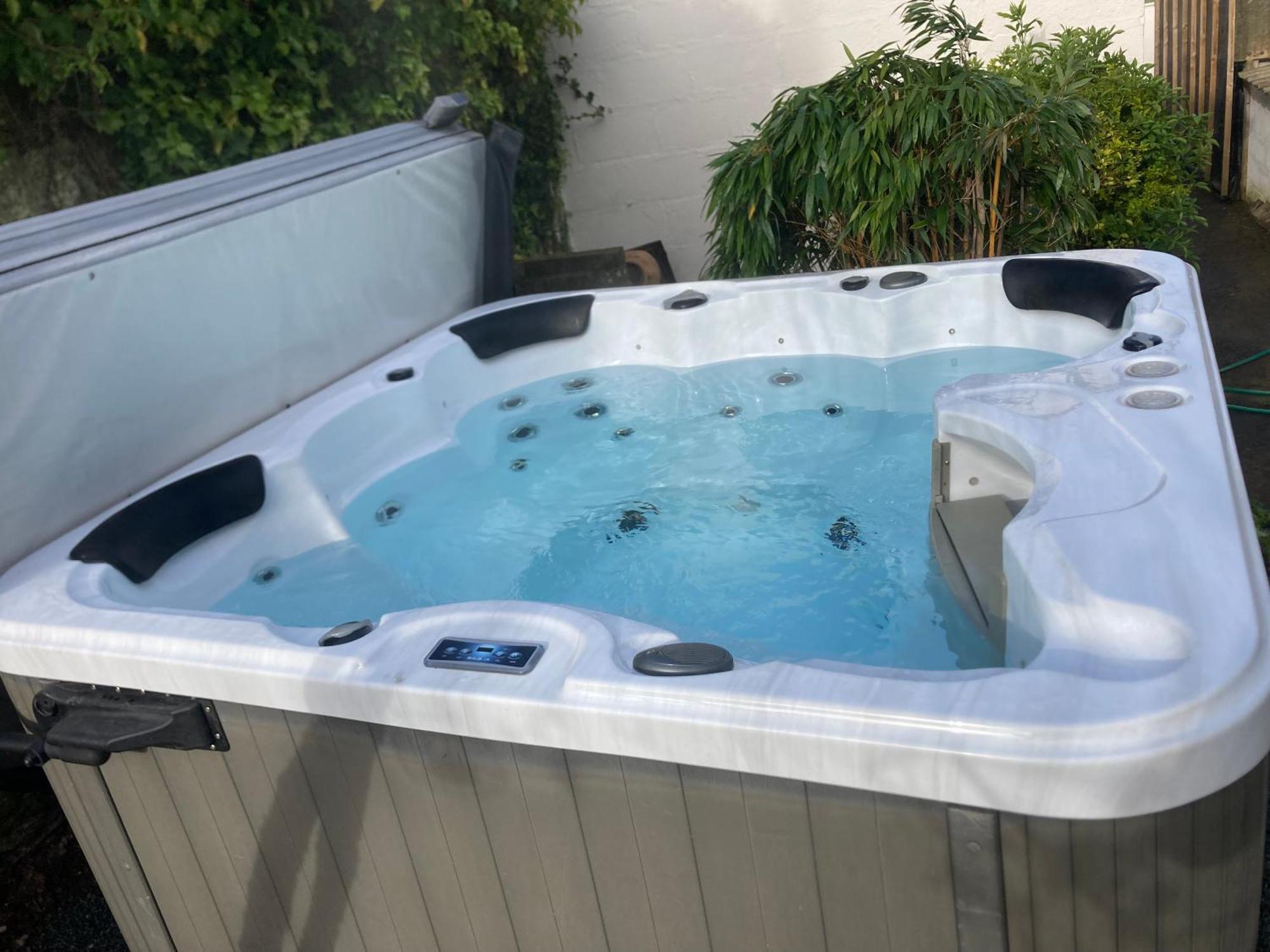 Bryntirion Farmhouse Apartment With Hot Tub Llanfair Caereinion Exterior photo