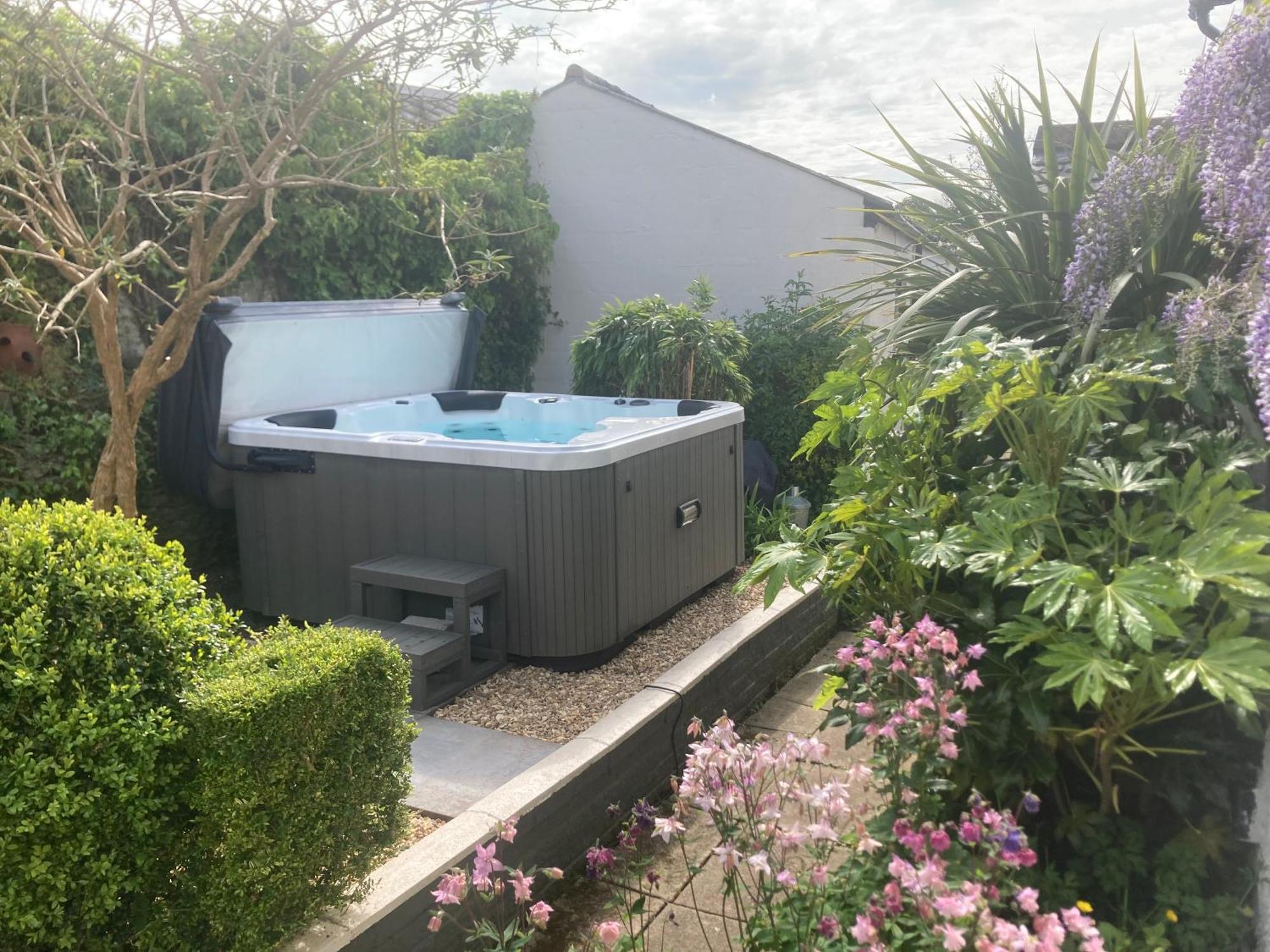 Bryntirion Farmhouse Apartment With Hot Tub Llanfair Caereinion Exterior photo