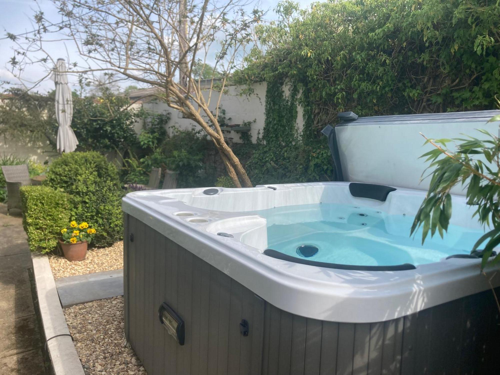 Bryntirion Farmhouse Apartment With Hot Tub Llanfair Caereinion Exterior photo